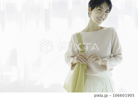 白背景の若い女性のファッションポートレート 106601905