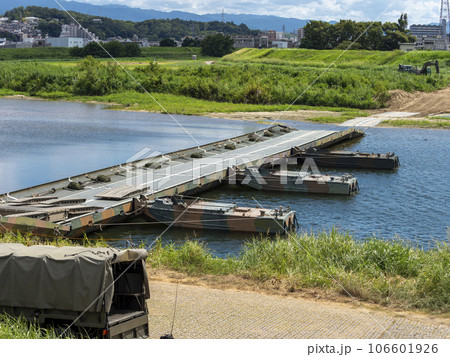 河川で渡河訓練中の92式浮橋と動力ボートの写真素材 [106601926] - PIXTA