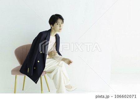 白背景の若い女性のファッションポートレート 白背景の若い女性のファッションポートレート 106602071