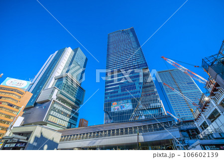 日本の東京都市景観 新時代へ・渋谷駅や駅再開発でズラリ並んだクレーン（新春イメージ） 106602139