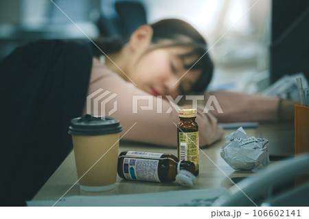 徹夜するOL 106602141