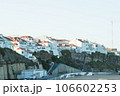 ポルトガルの海沿いの街並み 106602253