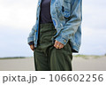 古着を着こなすおしゃれな女性 106602256