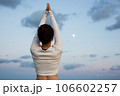 サンセットヨガをする女性 106602257