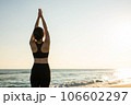 綺麗な夕日とヨガする女性 106602297