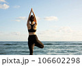 気持ちよさそうなヨガポーズ 106602298