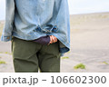 おしゃれな指輪がさりげなく 106602300