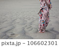 中田島砂丘でドレスを着た女性 106602301