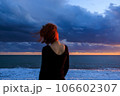 綺麗な夕日と綺麗な背中 106602307