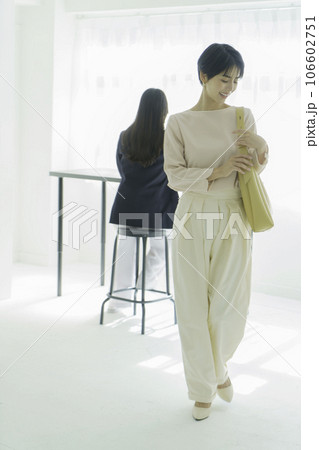 白背景の若い女性の全身のファッションポートレート 縦位置 白背景の若い女性の全身のファッションポートレート 縦位置 106602751
