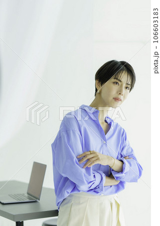 白背景の若い女性の全身のファッションポートレート 縦位置 白背景の若い女性の全身のファッションポートレート 縦位置 106603183