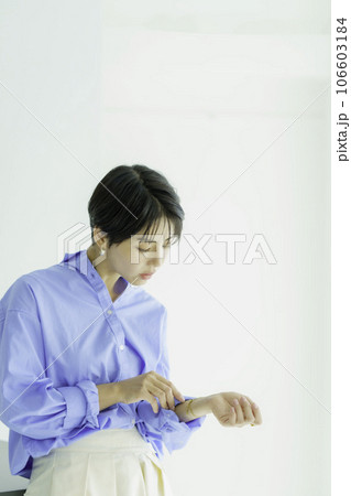 白背景の若い女性の全身のファッションポートレート　縦位置 106603184