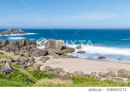「青森県」快晴の青空と青い海と岩　種差海岸　八戸市 106603272