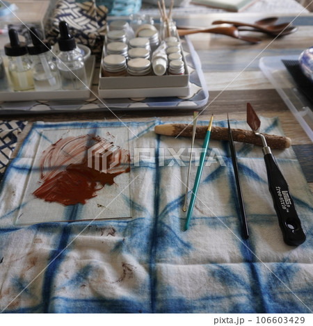 「金継ぎ作業(漆作業場)」 「金継ぎ作業(漆作業場)」 106603429