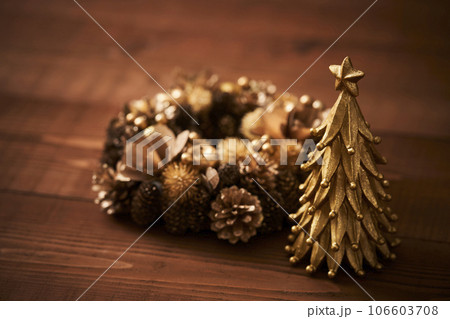 クリスマスイメージ  卓上ツリーとクリスマスリース 106603708