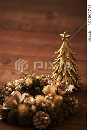 クリスマスイメージ 卓上ツリーとクリスマスリース クリスマスイメージ 卓上ツリーとクリスマスリース 106603715