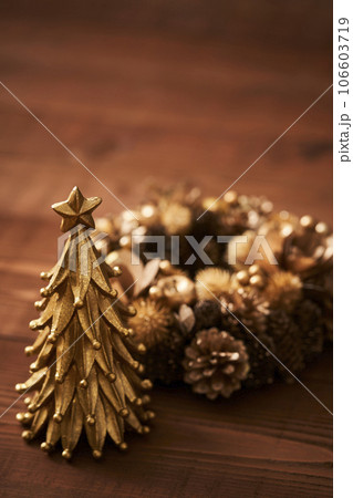 クリスマスイメージ 卓上ツリーとクリスマスリース クリスマスイメージ 卓上ツリーとクリスマスリース 106603719