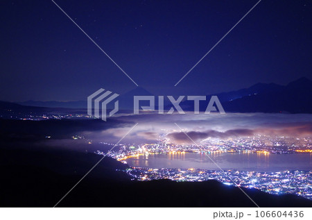 雲海に包まれる諏訪湖畔/長野県塩尻市 雲海に包まれる諏訪湖畔/長野県塩尻市 106604436