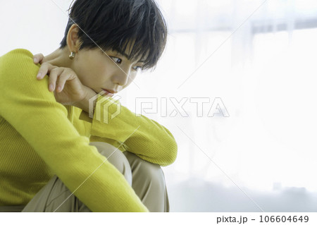 白背景のグリーンのソファに座る黄色い服を着た若い女性 白背景のグリーンのソファに座る黄色い服を着た若い女性 106604649