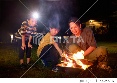 焚き火を楽しむ子どもたちと大人 ファミリーキャンプ イメージ 焚き火を楽しむ子どもたちと大人 ファミリーキャンプ イメージ 106605313