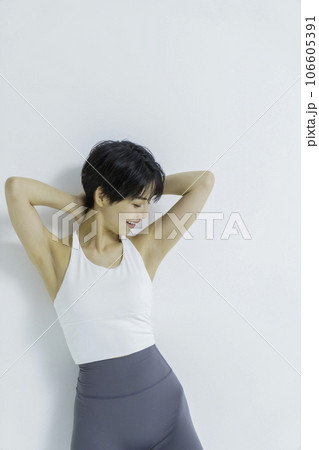 白背景のヨガウェアを着た若い女性のポートレート　縦位置 106605391