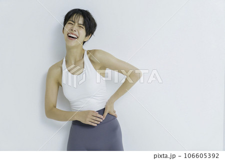 白背景のヨガウェアを着た若い女性のポートレート 106605392