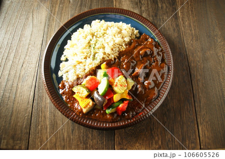 おいしそうなカレーライスに野菜トッピング 106605526