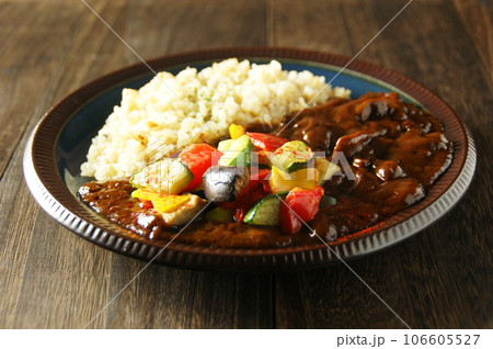 野菜トッピングをしたおいしそうなカレーライス 106605527