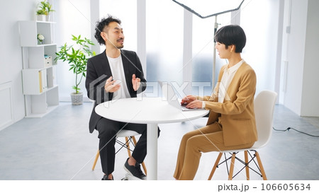 インタビューを受ける40代経営者 インタビューを受ける40代経営者 106605634