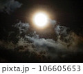 満月に照らされた雲 106605653