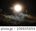 満月に照らされた雲 106605654