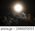 満月に照らされた雲 106605655