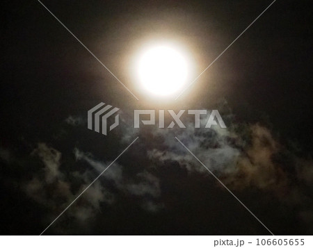 満月に照らされた雲 106605655