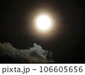 満月に照らされた雲 106605656
