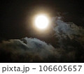 満月に照らされた雲 106605657