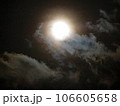 満月に照らされた雲 106605658