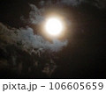 満月に照らされた雲 106605659