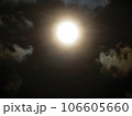 満月に照らされた雲 106605660