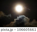 満月に照らされた雲 106605661