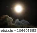 満月に照らされた雲 106605663