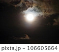 満月に照らされた雲 106605664