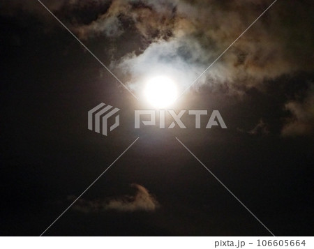 満月に照らされた雲 106605664