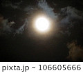 満月に照らされた雲 106605666
