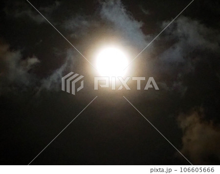 満月に照らされた雲 106605666