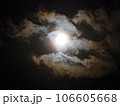 満月に照らされた雲 106605668
