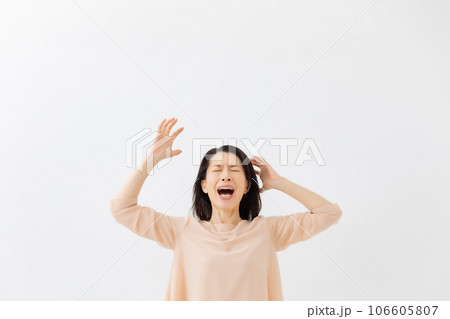 パニック　女性 106605807