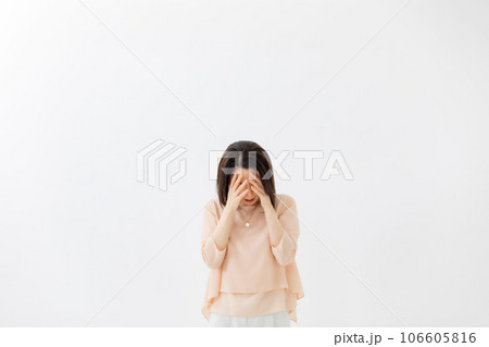 悩む 嘆く 女性 悩む 嘆く 女性 106605816
