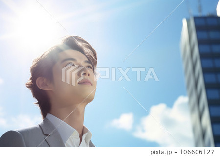 青空を見上げるビジネスマン 106606127