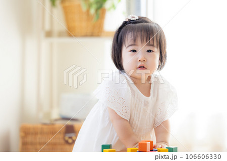ファミリー　積み木で遊ぶ女の子 106606330