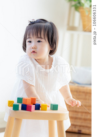 ファミリー　積み木で遊ぶ女の子 106606331
